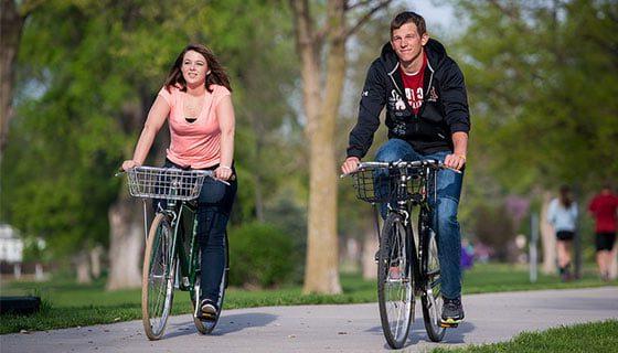 学生享受黑斯廷斯自行车道